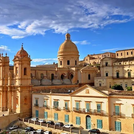 Toro House * Noto